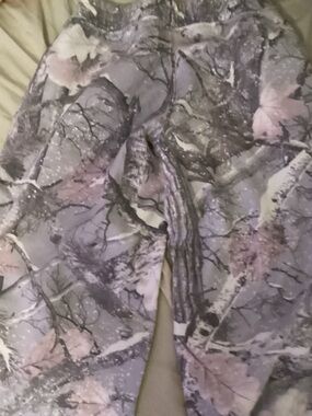 Hollister Camo Print Leggings in Soft Gray & Pink